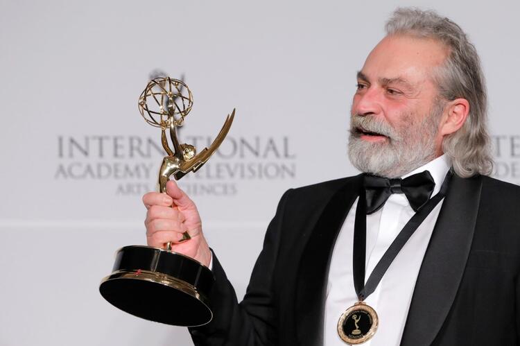  Haluk Bilginer Emmy Ödülüyle Gururlandırdı